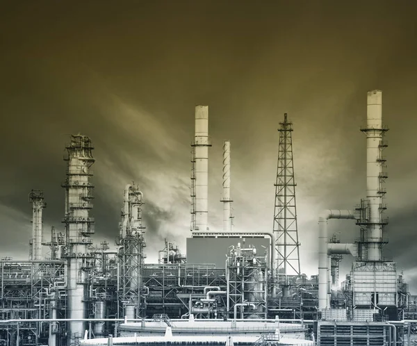 Зовнішня структура нафтопереробного заводу у важкій нафтохімії — стокове фото
