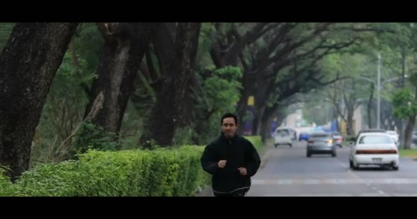 Азиатский Работает Улице Города Зеленой Окружающей Средой — стоковое видео
