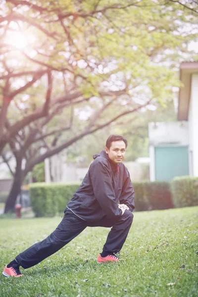 Frisk asiatiska man Morgonträning i gröna hem trädgård — Stockfoto