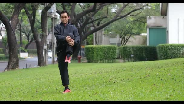 Ásia Homem Alongamento Antes Exercício Verde Parque Manhã Tempo — Vídeo de Stock