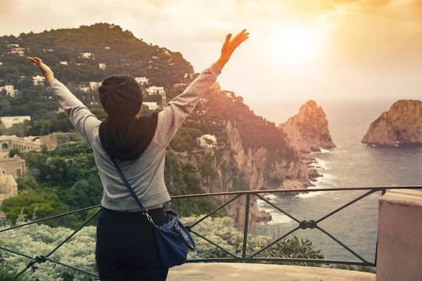 Capri Adası Görünüm noktası en popüler t üzerinde duran turist kadın — Stok fotoğraf