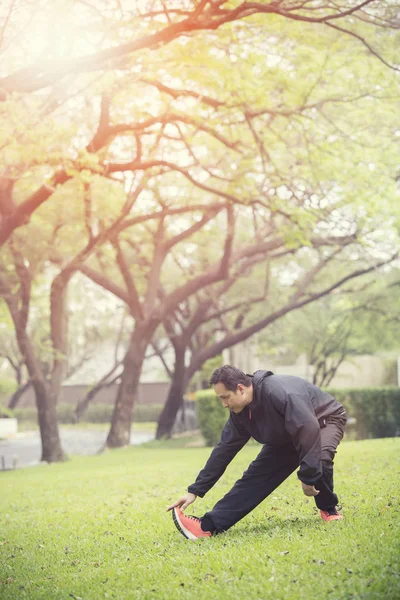 Υγιεινή Ασιατική άνθρωπο πρωινή γυμναστική στο πράσινο σπίτι κήπος — Φωτογραφία Αρχείου