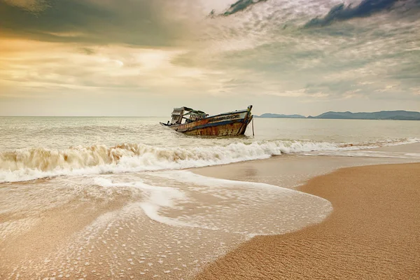 Старий аварійний човен на покинутому морському пляжі — стокове фото