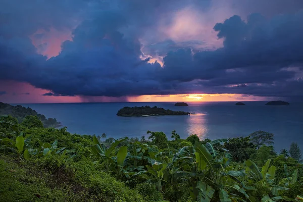 Magnifique paysage de pluie et de nuages orageux et le coucher du soleil à ko — Photo