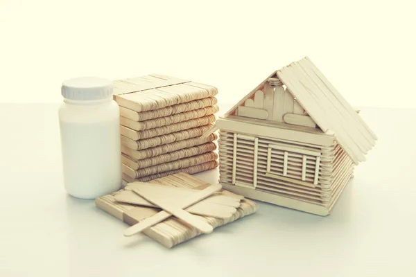 Colla e pila di bastone di legno ghiacciolo rendendo i bambini a casa su wh — Foto Stock