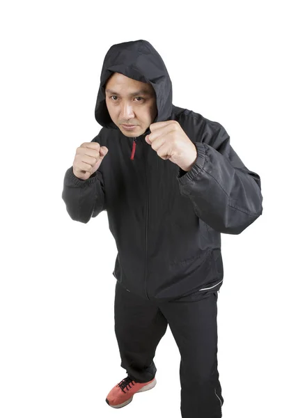 Asiático boxeador hombre usando negro capucha chaqueta pose boxeo actuación iso —  Fotos de Stock