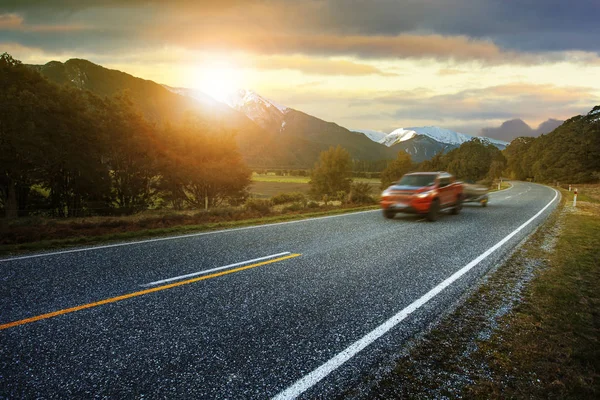 Camión ligero que pasa la carretera del aspirante a parque nacional más popul — Foto de Stock