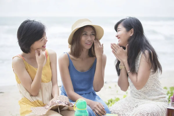 Jüngere asiatische Freundin entspannt reden mit Glück emoti — Stockfoto