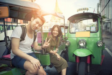 genç adam ve tuk tuk yerli vehicl üzerinde oturan kadın seyahat