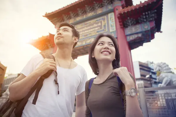 Asiática mais jovem turista permanente no coração de cidade de china de Banguecoque de th — Fotografia de Stock