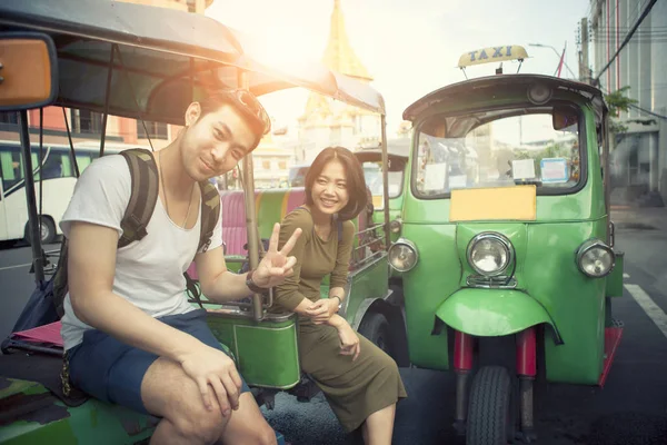 Junge reisende Männer und Frauen sitzen in Tuk-Tuk-Fahrzeug — Stockfoto