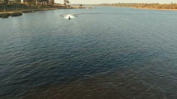 평범한 호수에 속도로 달리는 — 비디오