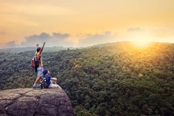 Reisepaare entspannen sich auf dem Gipfel des Hochgebirges — Stockfoto