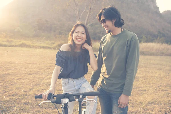 Asiático más joven hombre y mujer riendo y relajante al aire libre —  Fotos de Stock