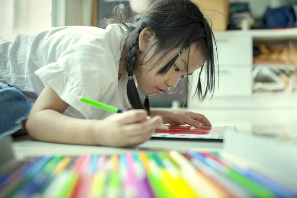 Ásia crianças jogar e pintura cor lápis no papel livro eu — Fotografia de Stock