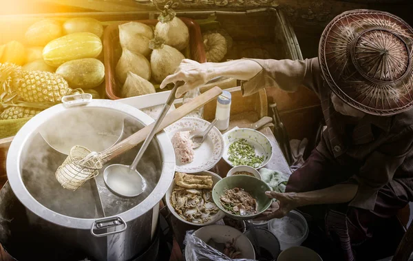 Thai-nudler av mat på flytende båt i det flytende markedet thai – stockfoto