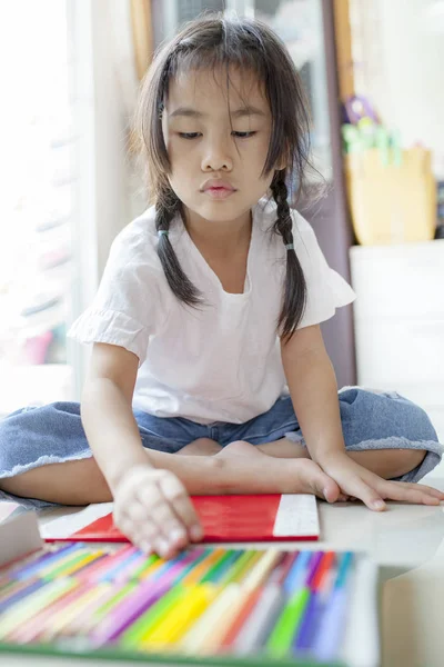 Asiatice copii care joacă creion color în camera de zi hoime — Fotografie, imagine de stoc