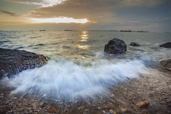 Splashing sea water and beautiful sunset sky at laem chabang cho — Stock Photo, Image