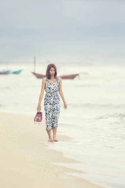 Fiatal ázsiai nő séta tengerre tengerparton — Stock Fotó