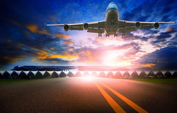 Airplane flying over airport runway — Stock Photo, Image