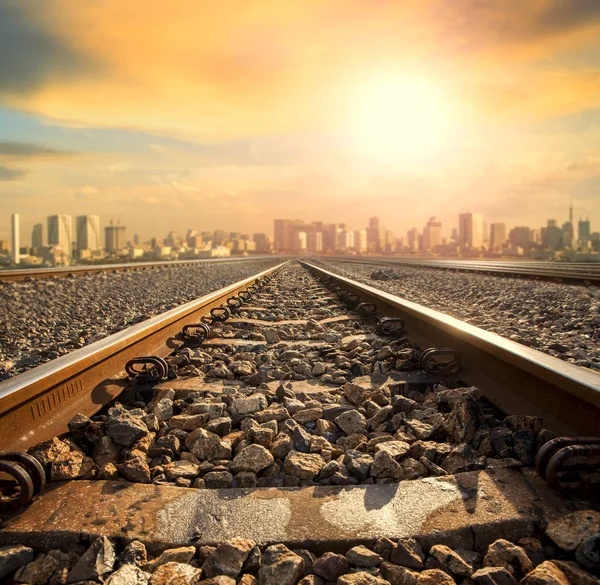 Перспектива железнодорожного пути вперед к строительству в городе — стоковое фото