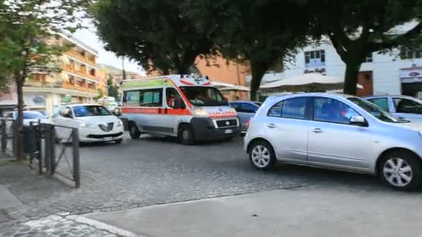 Noviember4 2016 Tivoli Italia Ambulancia Furgoneta Pasando Tráfico Hora Punta — Vídeo de stock