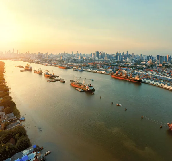 Flygfoto över fartyg hamnen och chaopraya river i bangkok thailand — Stockfoto