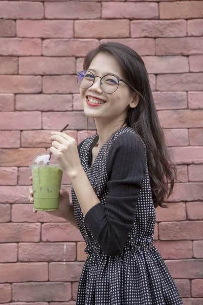 Fiatal ázsiai nő és pohár jeges zöld tea ital a han — Stock Fotó