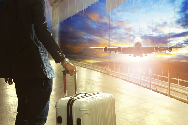 Homem de negócios e bagagem de viagem no edifício terminal do aeroporto — Fotografia de Stock