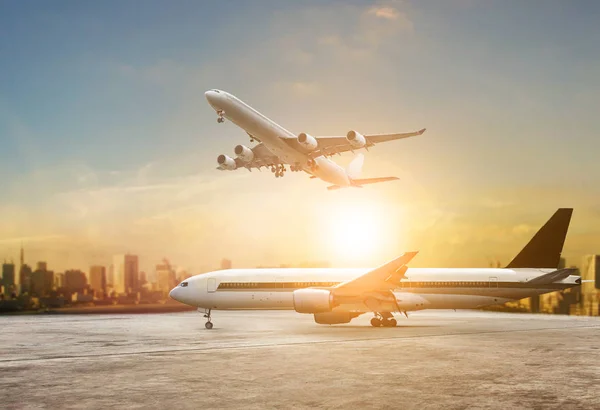 Jet plane flying over runways and beautiful dusky sky with copy — Stock Photo, Image