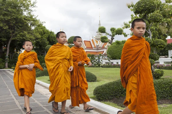 Бангкок Тайланд - 7 июня 2017 года: группа тайских монахов-новичков Walki — стоковое фото