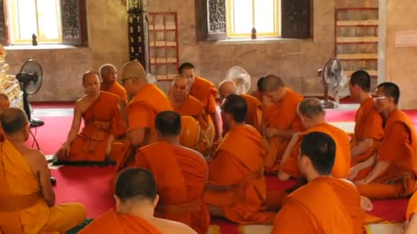 Bangkok Tailandia Febrero2018 Grupo Monjes Tailandeses Haciendo Ceremonia Ordenación Dentro — Vídeos de Stock