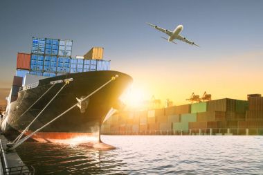 Dock nakliye üzerinden uçan gemi ve konteyner kutu ve kargo uçağı
