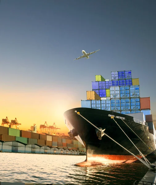 Caja de barcos y contenedores y avión de carga volando sobre muelle de envío — Foto de Stock