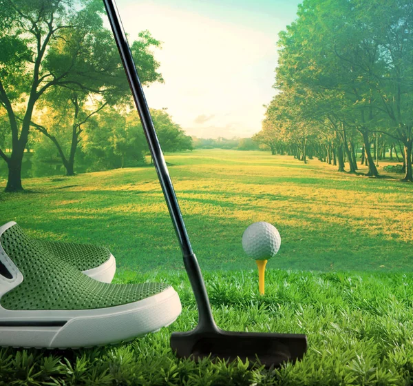 Bola de golfe e putter começar a dirigir em campo verde — Fotografia de Stock