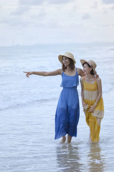 Dois asiático mulher relaxante férias tempo no mar praia — Fotografia de Stock