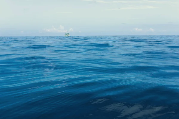 Minimal photography of fishery boat floating over blue sea wave — Stock Photo, Image
