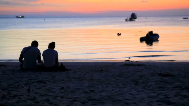 Couples Voyage Homme Femme Assis Sur Plage Mer — Video