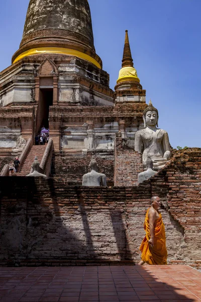 AYUTTHAYA THAILAND - SEP14,2017: Thai monk walking pass old pag — Fotografia de Stock