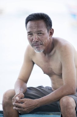 Asya kıdemli adam kameraya bakan yüzünün portre 