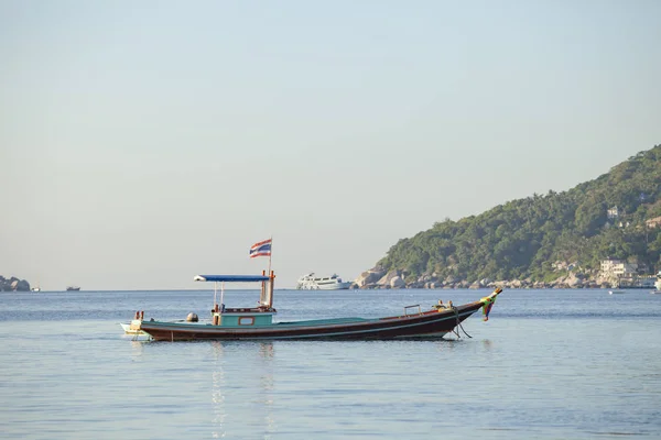 Thai barco de madeira em koh tao destino de viagem mais popular s — Fotografia de Stock