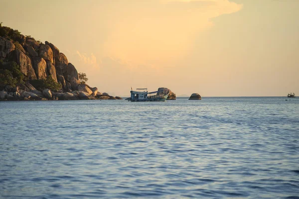 Barco de buceo navegando a destino de buceo nocturno alrededor de koh t — Foto de Stock
