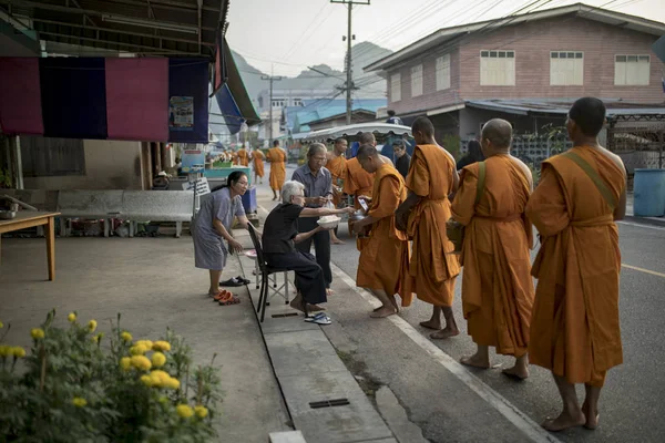 PRACHUAP KHIRIKHAN THAILAND - OCT26,2017 : thai family make meri — Stock Photo, Image