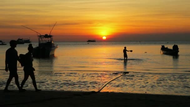 Силует Людей Відпочивають Пляжі Острова Проти Красивого Заходу Сонця — стокове відео