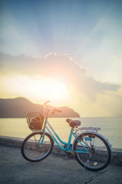 Estacionamento de bicicleta vintage na estrada vazia contra o belo sol ligh — Fotografia de Stock