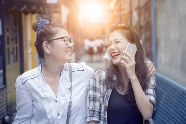 Primer plano cara de dos asiático mujer riendo con felicidad emoción —  Fotos de Stock