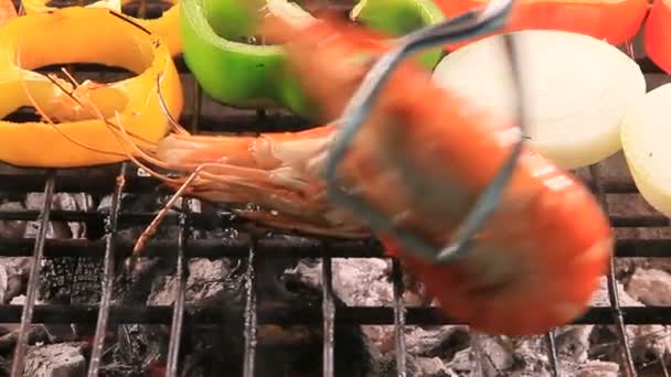 Garnelen Auf Grillherd Mit Rotem Grünem Gelbem Chili Gegrillt — Stockvideo