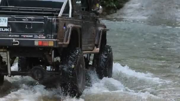 Tailandia Nakornnayok Julio 2017 Vehículo 4X4 Cruzando Arroyo Agua Klong — Vídeo de stock