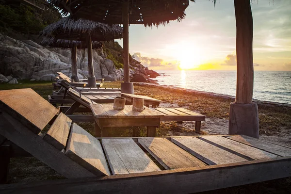 Schöner Sonnenuntergang Himmel und Holz Schreibtisch am Strand — Stockfoto