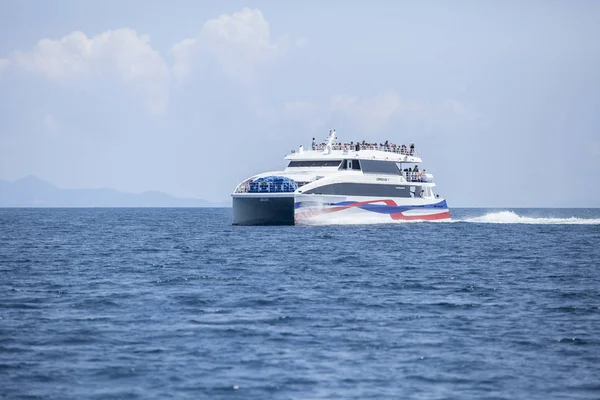 KOHTAO THAILAND - MARCH7,2018 : catamaran speed boat running ove — Stock Photo, Image